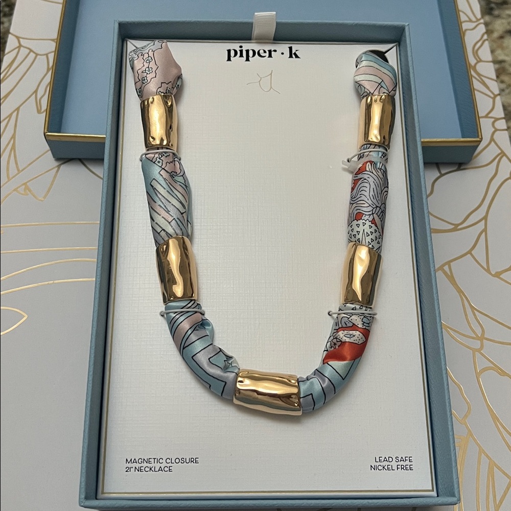 💕💕NWT Piper K Satin Scarf Necklace Magnetic Closure !!💕💕